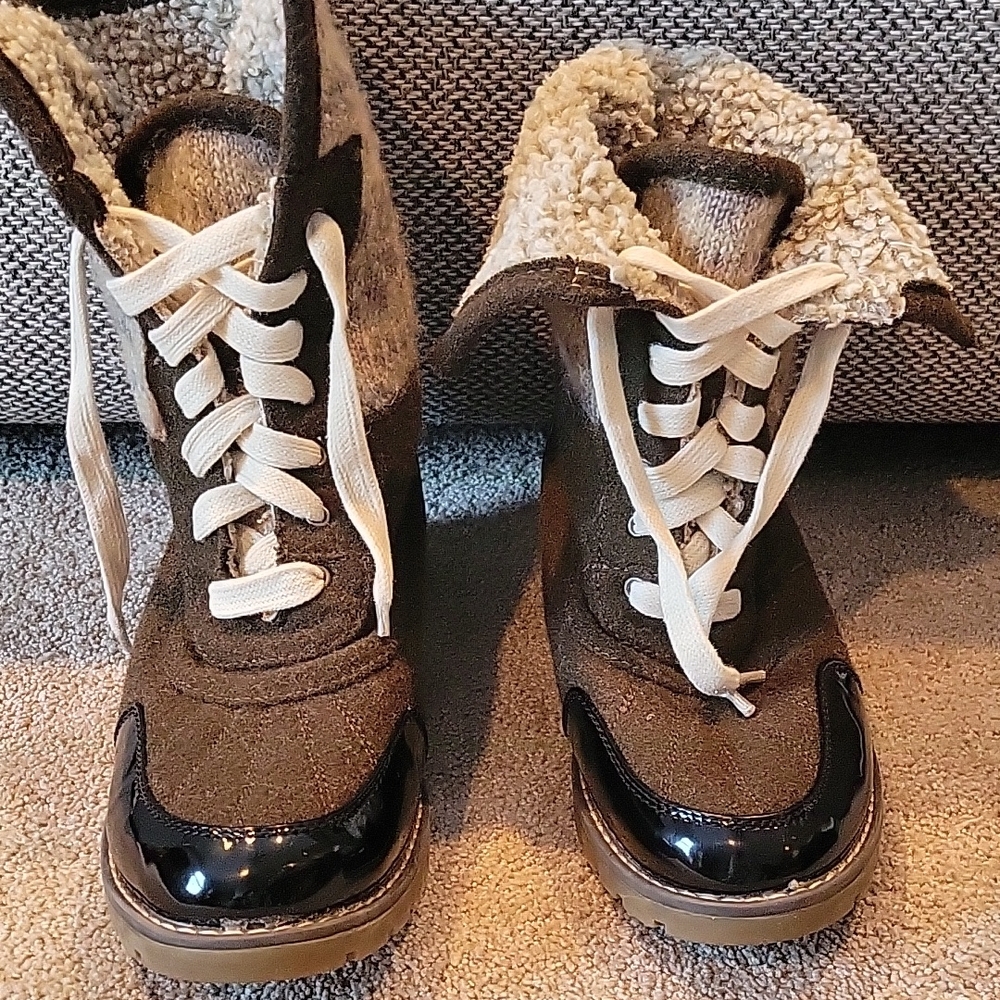 Muk Luk Brown Lace-Up Boots with Shearling Lining